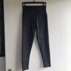 Onzie size xs black camo foil 7/8 legging